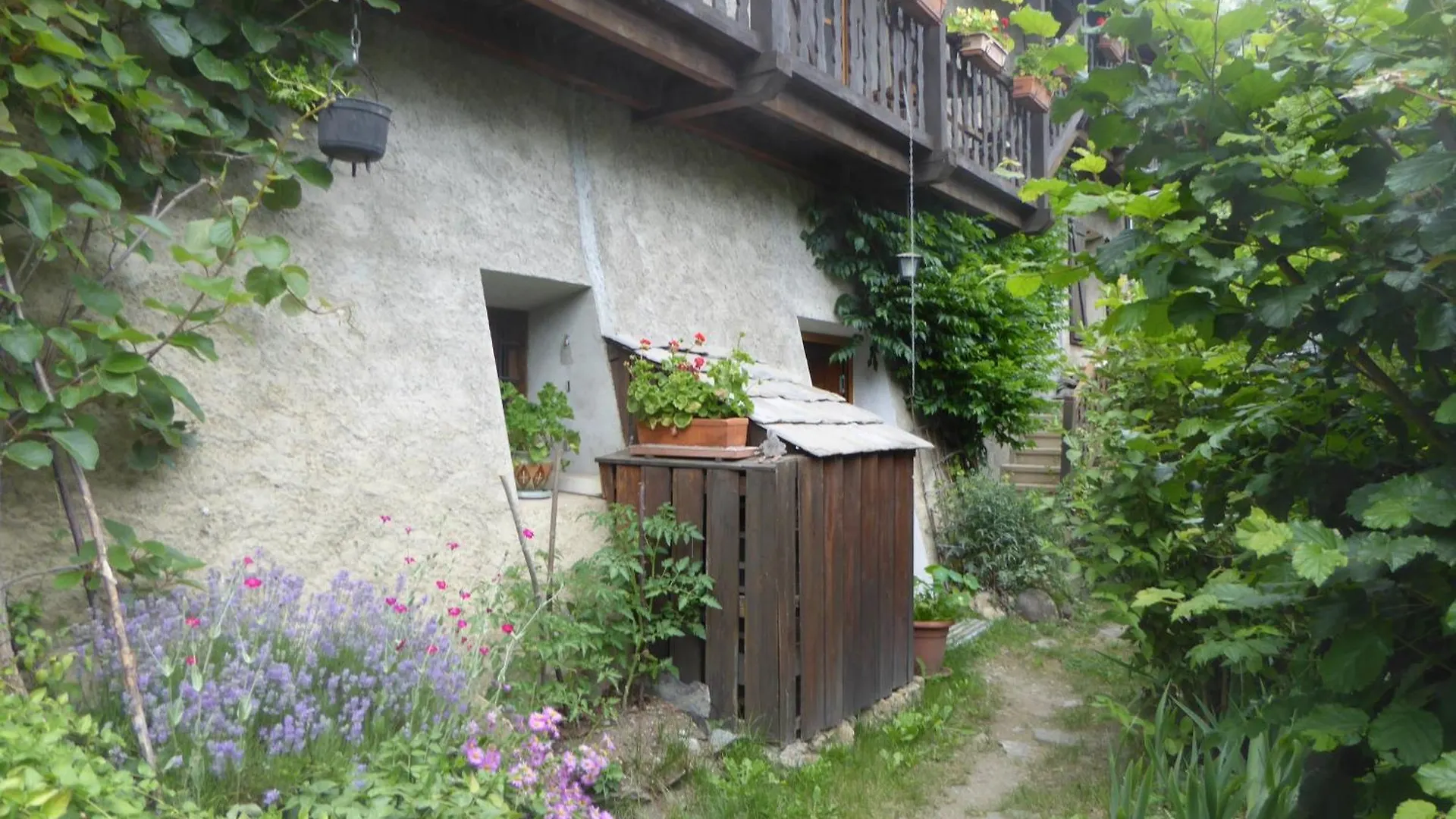 Chambre D'Hote Calme Au Milieu D'Un Jardin Au Freney D'Oisans ル・フルネ・ドワザン