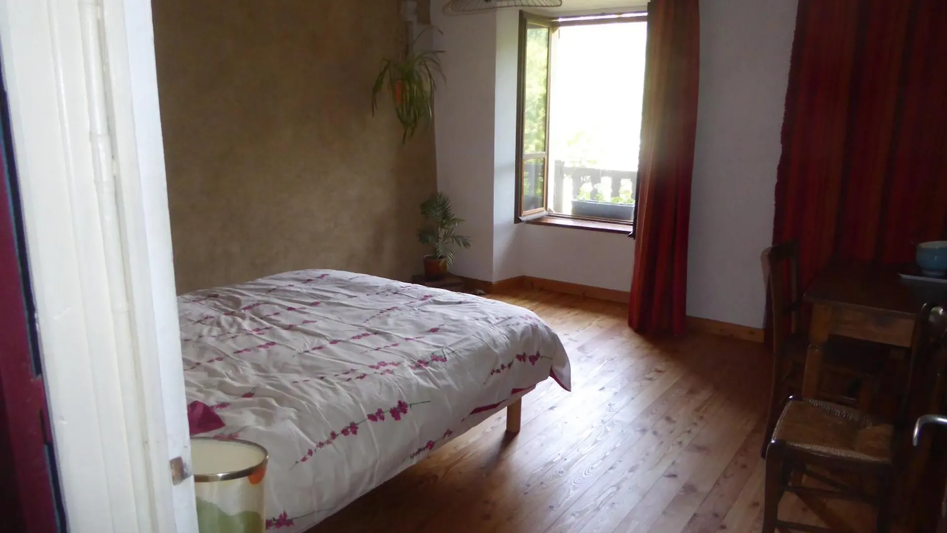 ホームステイ Chambre D'Hote Calme Au Milieu D'Un Jardin Au Freney D'Oisans ル・フルネ・ドワザン